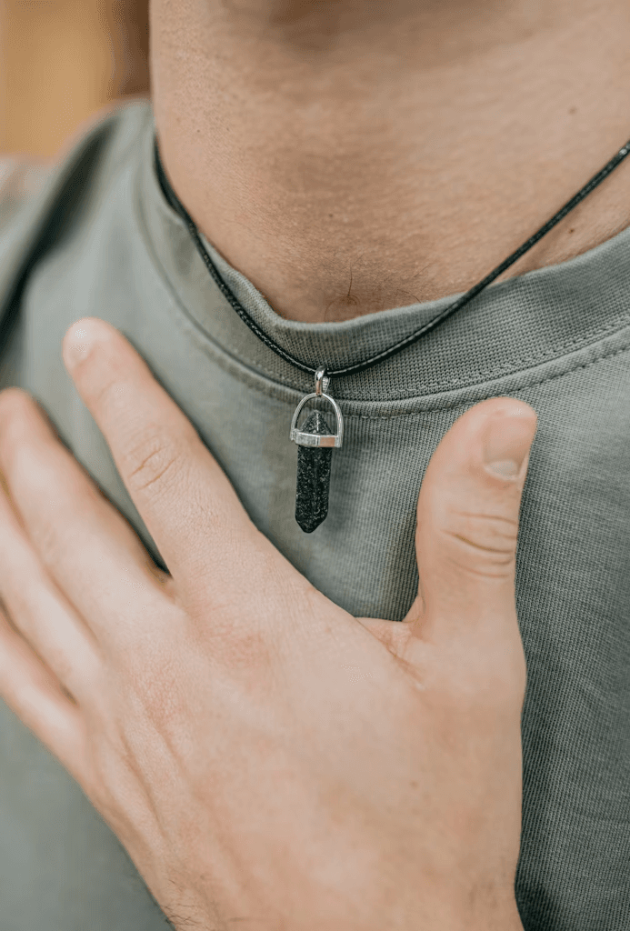 Geschnitztes Collier